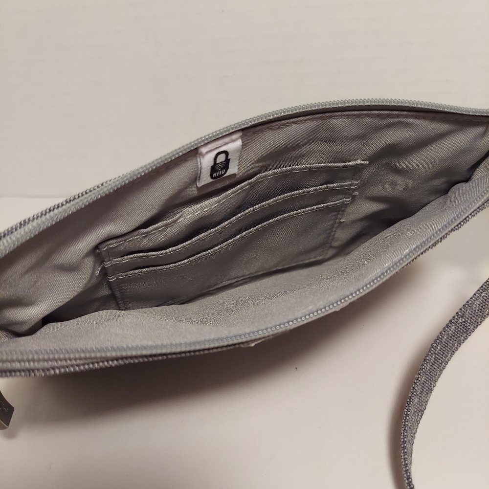 Baggallini RFID Wristlet Purse Wallet Gray EUC Neutral Minimalist Travel - Picture 5 of 8